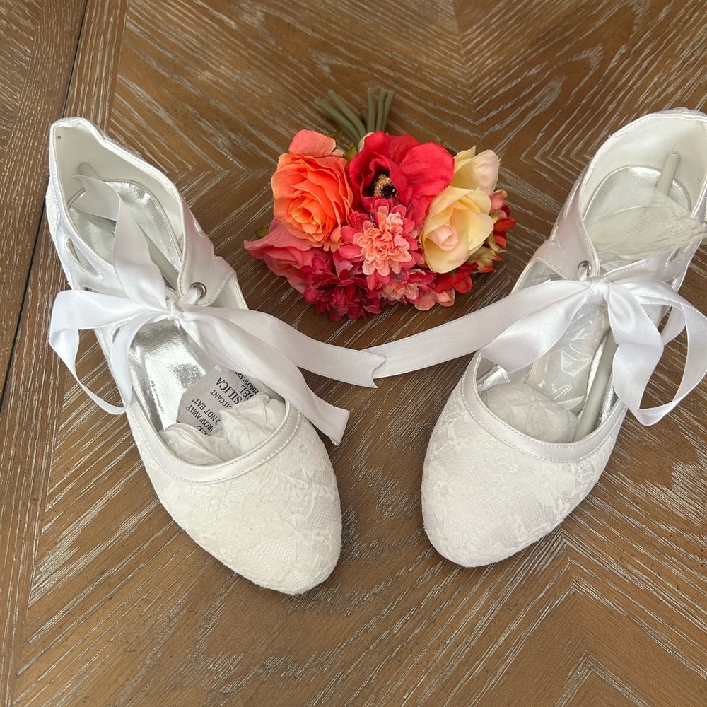 Elegant White Lace pumps